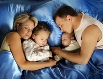 Семейная пара спит красиво картинки