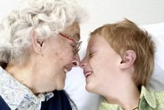 Бесплатно молодой ласкается с бабушкой