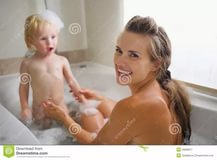Моя мама голая видео в ванне фото