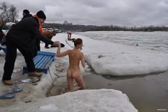 видео купание голых нудистов в проруби